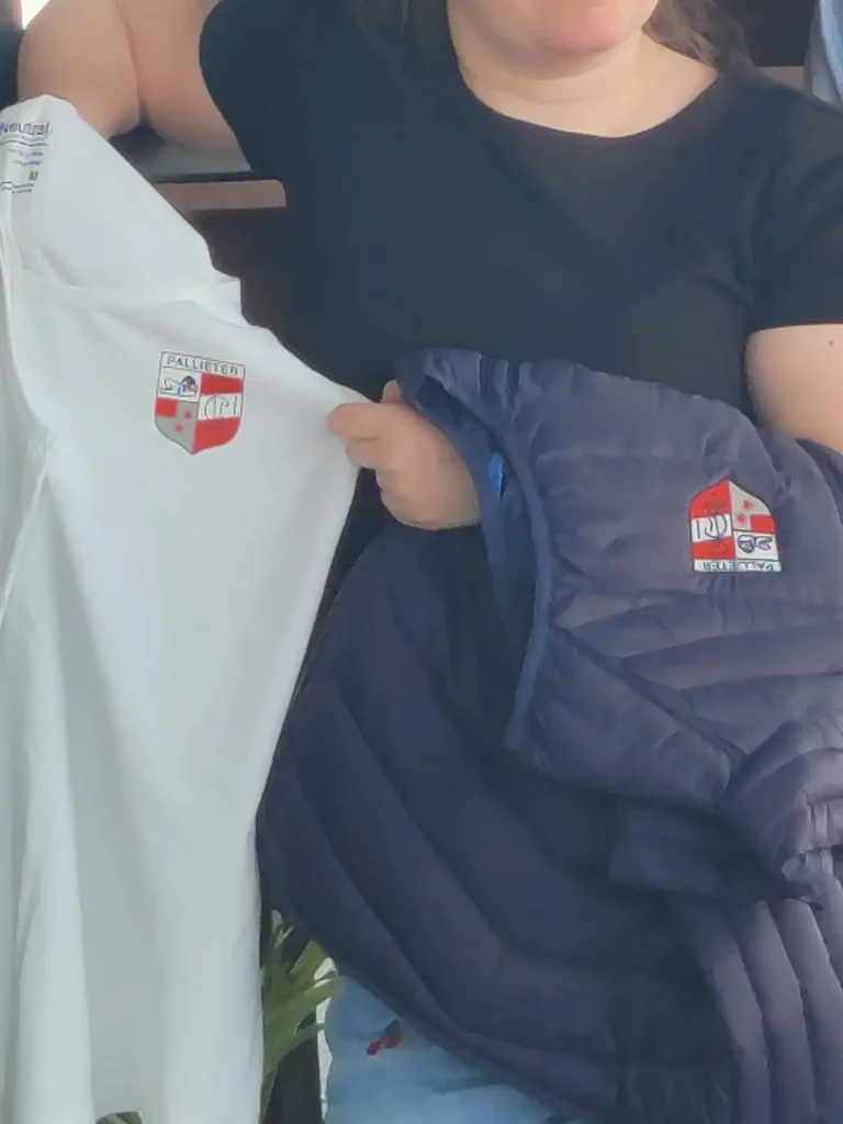 Borduren logo op t-shirts en bodywarmers